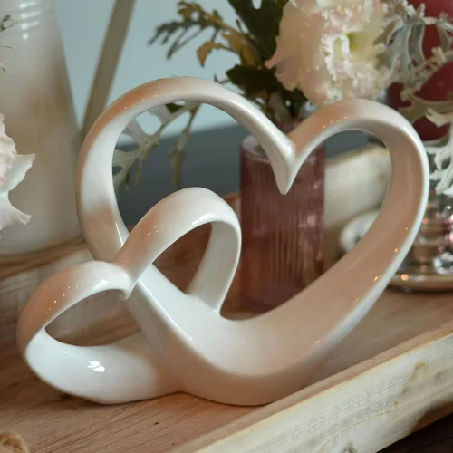 Vista 2 de Eternity - Escultura de doble corazón, arte moderno decorativo, gres esmaltado blanco, 10 1/4 pulgadas de alto