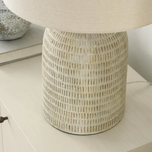 Vista 2 de Nourison Home 24" (61 cm) Lámpara de mesa de granja texturizada en forma de panal color huevo (beige) para mesita de noche, sala de estar, comedor