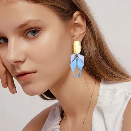 Vista 2 de Aretes colgantes de resina bohemios hechos a mano con pétalos de rosa, aretes largos de acrílico escalonados, aretes de borla floral exagerados