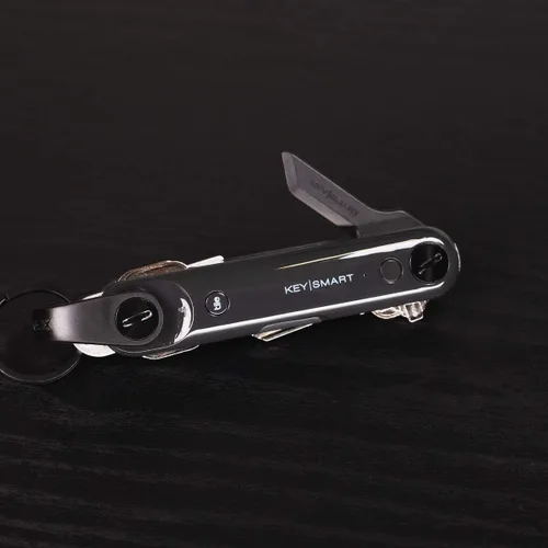 Vista 4 de KeySmart - Abridor de cajas de seguridad en forma de llave para transporte diario, con protección para los dedos, se adapta perfectamente a llavero