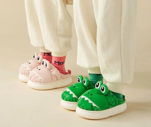 Vista 6 de Lindas pantuflas de cocodrilo para niños, cálidas, sin cordones, para invierno, interiores, exteriores, para niños, niñas, zapatos antideslizantes