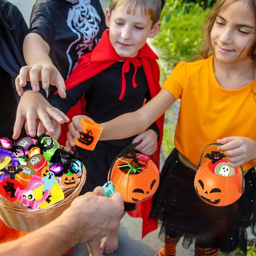 Vista 6 de Paquete de 24 calabazas de Halloween con juguete para niños