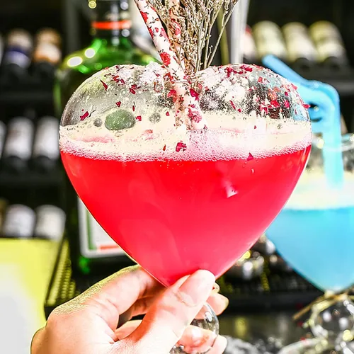 Vista 8 de BestAlice 2 vasos de Martini de vidrio de cóctel, 8 onzas, copas de cóctel creativas en forma de corazón con pajilla, copa romántica de cristal