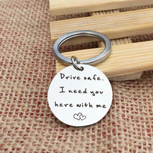 Vista 3 de Drive Safe I Need You Here With Me, nuevo regalo de conductor para ella o él, regalo de llavero de camionero, marido y novio