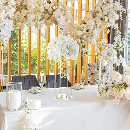Vista 6 de Geetery Jarrón de acrílico alto para centros de mesa de boda, soporte elegante transparente con flores de hortensias artificiales para bodas