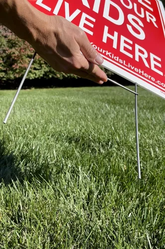 Vista 5 de Letrero con texto en inglés «Please Slow Down Lawn and Drive Like Your Kids Live Here Lawn Sign» (paquete combinado), rojo/blanco, doble cara +