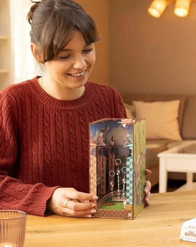 Vista 11 de Revell Harry Potter Quidditch Field 3D Book Nook - Kit de rompecabezas