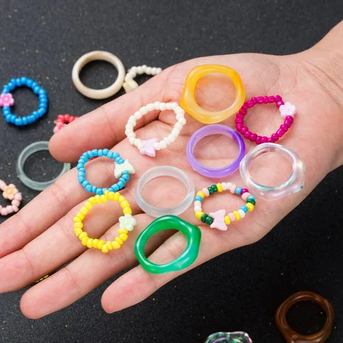 Vista 5 de SENNI Anillos de resina acrílica coloridos y lisos con cuentas elásticas para mujeres y niñas