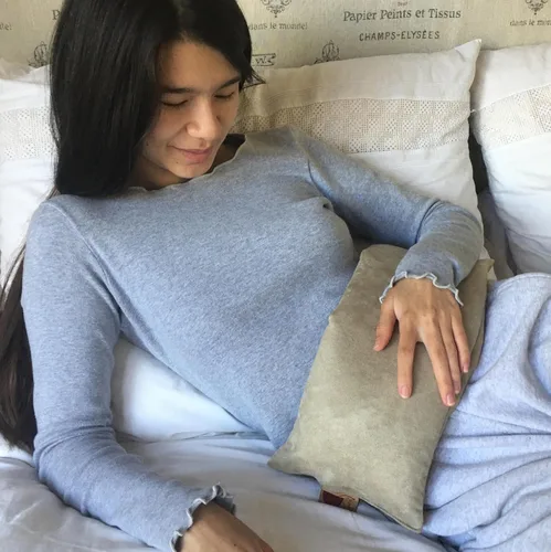 Vista 4 de Almohada cervical para el cuello, Tan Ultra Suede, Cherry Pit-Stone, Ayuda para dormir caliente/frío para microondas, paquete de calor húmedo