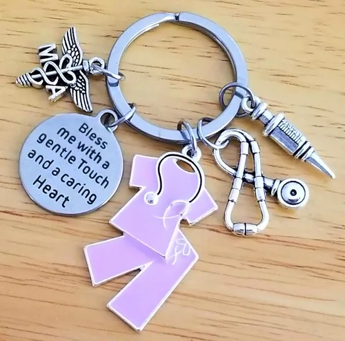Vista 2 de Kit's Kiss MA Medical Assistant Llavero Jeringa Medical Scrub Caduceus Symbol Escuela de Enfermería Graduación MA Estudiante Regalo, Plata y morado