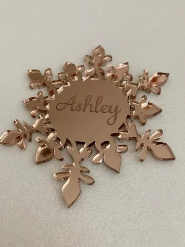Vista 5 de Adornos para árbol de Navidad, copos de nieve acrílicos espejados personalizados, adornos de nombre colgantes, regalo de recuerdo de cristal hecho a