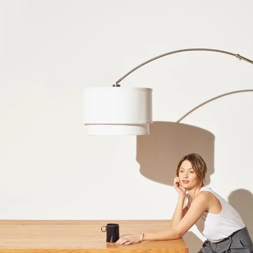 Vista 6 de Brightech Mason - Lámpara de pie de arco - Lámpara de pie de esquina moderna con pantalla de tambor colgante única para sala de estar - Luz curva