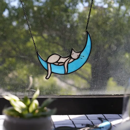 Vista 4 de BOXCASA Atrapasoles de Vidrio Emplomado Hecho a Mano de Gato Gris en Luna - Colgante Decorativo para Ventana para Amantes de los Gatos, Día