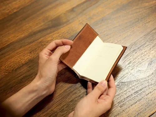 Vista 3 de Mini diario con bolígrafo, diario de cuero extra pequeño, funda de cuero para XS Moleskine Volant, funda de cuero natural para XS Moleskine Volant