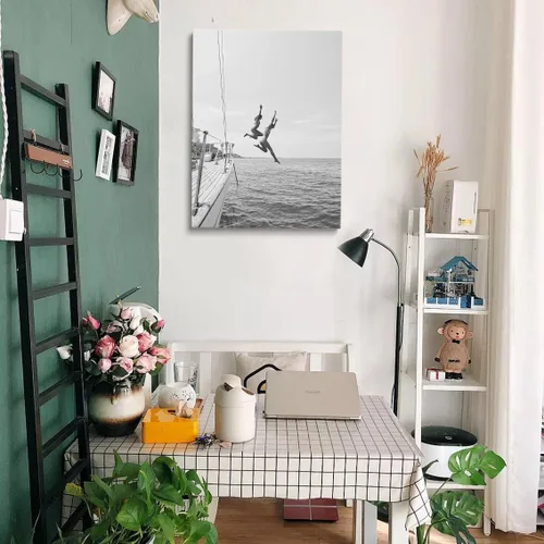 Vista 3 de Póster vintage de los años 80, póster en blanco y negro, arte para la pared de las mujeres saltando al agua, arte de playa, arte de verano, barco