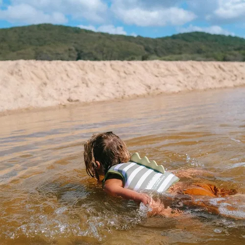 Vista 6 de SUNNYLiFE Chaleco de natación - Fabricado con neopreno más una cremallera frontal segura y desarrolla confianza en el agua. Chaleco de natación
