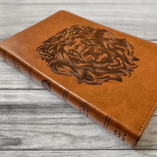 Vista 4 de Biblia ESV personalizada, marrón con un león en la portada, opción para personalizar con el nombre con letra a mano en la portada