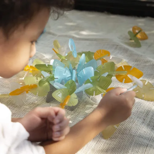 Vista 6 de Guidecraft Interlox Leaves - Juego de 96 piezas: juguete de construcción - Creatividad y juguetes educativos de construcción para niños