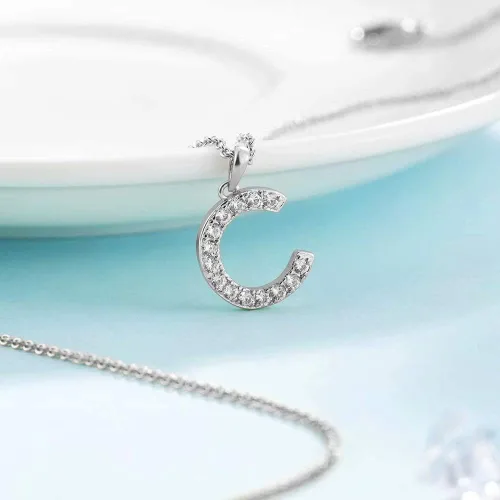 Vista 4 de Tarsus Collar con dije de inicial con zirconias cúbicas para mujeres y niñas.