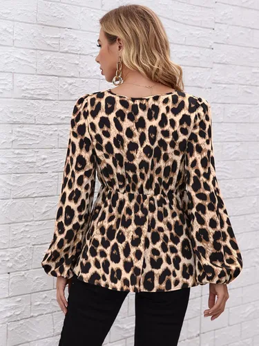 Vista 2 de MakeMeChic Camisas de maternidad para mujer, blusa peplum de manga larga con estampado de leopardo