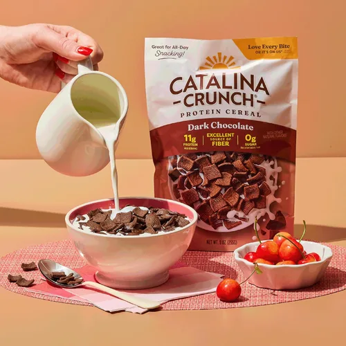 Vista 5 de Catalina Crunch Dark Chocolate - Cereal apto para dietas cetogénicas, bajo en carbohidratos, sin azúcar, gluten ni granos, snacks veganos