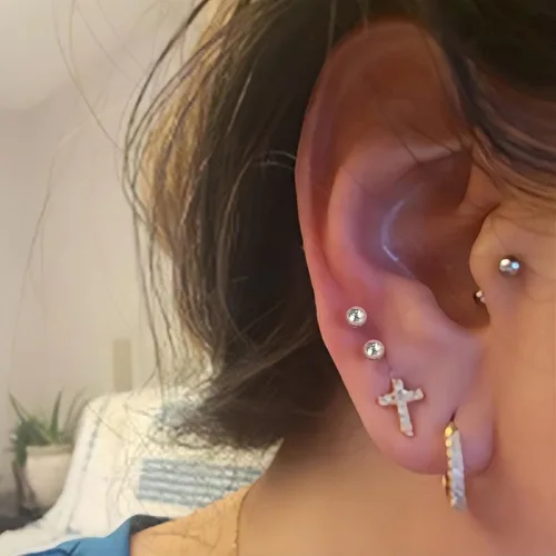 Vista 3 de Kit de piercing de oreja desechable con aretes de circonita de varios tamaños, kit fácil de perforar la oreja para su propio uso en casa