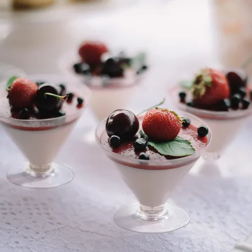 Vista 6 de Vasos de Martini de plástico, vasos de cóctel desechables para postre, 25 piezas para bodas, fiestas, champán, aperitivos y postres, 5 onzas líquidas