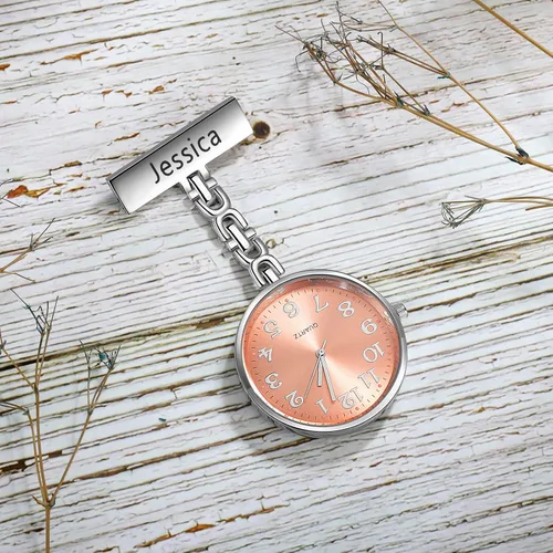 Vista 4 de Relojes de enfermera para enfermeras, médicos, relojes de enfermería personalizados, con nombre grabado, pin de solapa en el reloj de enfermería