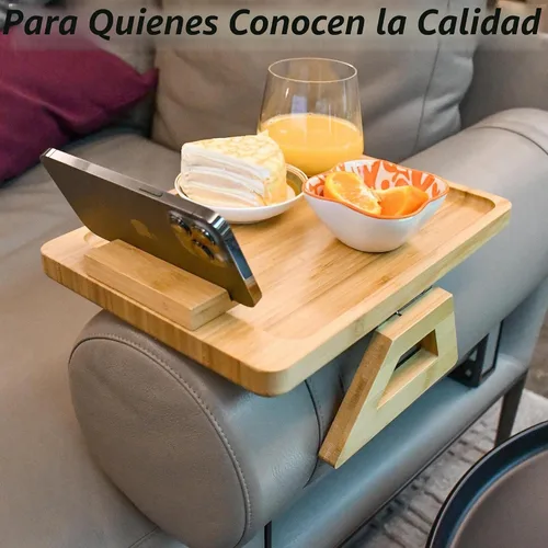 Vista 2 de Bandeja para apoyabrazos de sofá NAVREX con clip, mesa auxiliar de bambú con bandeja para TV, con soporte giratorio de 360° para teléfono, mesa