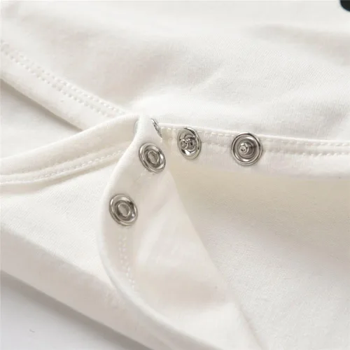 Vista 5 de Conjunto de 3 piezas de ropa para bebés y niños, mameluco con letras, pantalones, sombrero