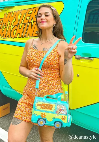 Vista 5 de Loungefly Bolso clásico Scooby Doo Mystery Machine Crossbody Bag Groovy Van accesorio de moda