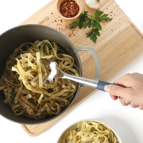 Vista 4 de Calphalon Edge - Servidor de pasta de acero inoxidable con mango de silicona, resistente al calor, antiadherente, seguro, tenedor para servir pasta