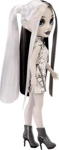 Vista 4 de Rainbow High Shadow High Heather - Muñeca de moda en escala de grises de 28 cm. Cabello y atuendo en blanco y negro y bolso de mano