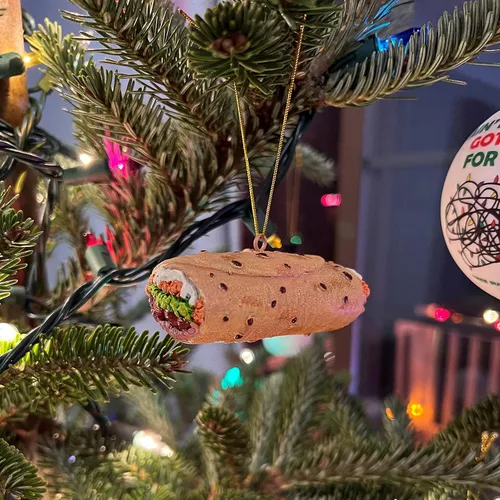Vista 9 de Tree Buddees Burrito envuelto en papel de aluminio adorno navideño