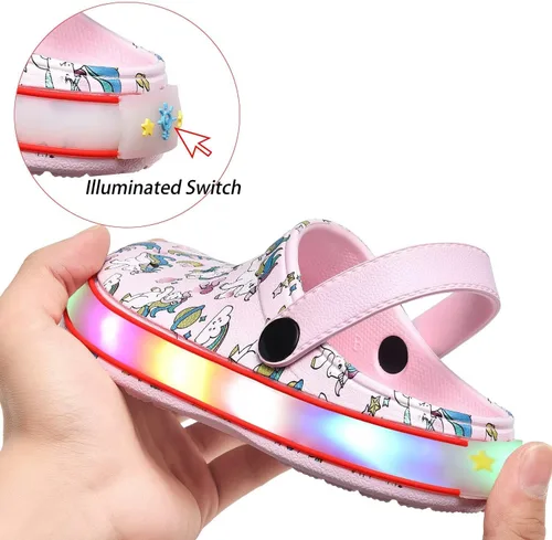 Vista 4 de XPKWS Zuecos para niños pequeños, niños y niñas, zapatos de jardín con luces LED, sandalias ligeras con luces, antideslizantes, de secado rápido