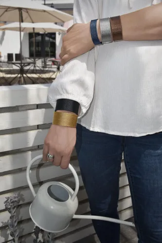 Vista 3 de Brazalete de cable Essentials de 16 filas, pulseras de acero inoxidable para mujer, brazaletes para mujer, pulseras para mujer