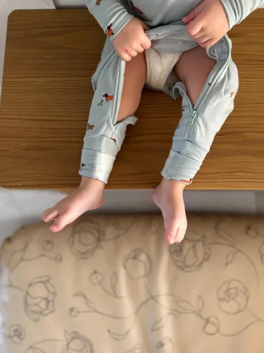 Vista 4 de GUNAMUNA Pijama unisex convertible ultrasuave para bebé, mameluco con cremallera para pañales, recién nacido a 24 meses