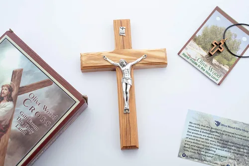 Vista 4 de Olive Wood Gifts Shop Cruz católica latina de madera de olivo hecha a mano con metal chapado en plata (crucifijo de 6.3 pulgadas) – Cruz