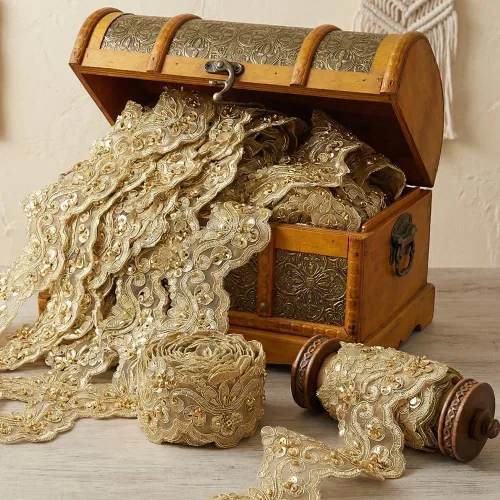 Vista 2 de IDONGCAI Cinta metálica de lentejuelas 3D con ribete de encaje dorado vintage para alteraciones de vestidos de novia, manualidades de cabaña