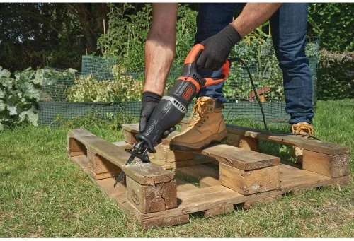 Vista 7 de BLACK+DECKER Sierra recíproca eléctrica de 7 amperios con soporte de rama extraíble (BES301K)