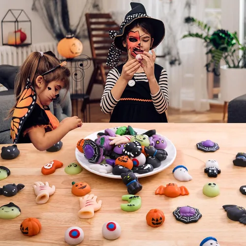 Vista 4 de Paquete de 50 bolsas de golosinas de Halloween, juguetes esponjosos Mochi, recuerdos de fiesta para niños, juguetes para la ansiedad Kawaii