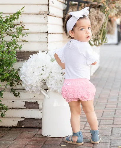 Vista 2 de RuffleButts® Bloomer tejido con volantes para bebé/niñas pequeñas Rosa bebé