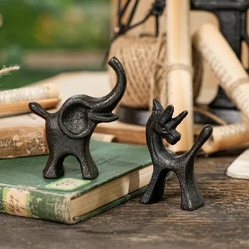 Vista 2 de Sungmor Juego de 2 figuras de hierro fundido de elefante y unicornio - Esculturas rústicas en negro para estante, escritorio o entrada - Estatuas