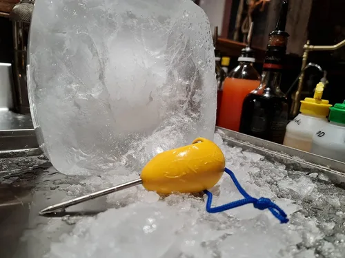 Vista 3 de Ice Pick - Estaca de acero inoxidable con cubierta protectora sin BPA. Agarre de plástico y abridor de botellas. (canario)