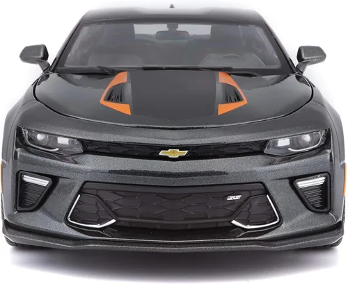 Vista 2 de Maisto 1:18 SE 2017 Chevrolet Camaro del 50.º aniversario (Gris metálico)