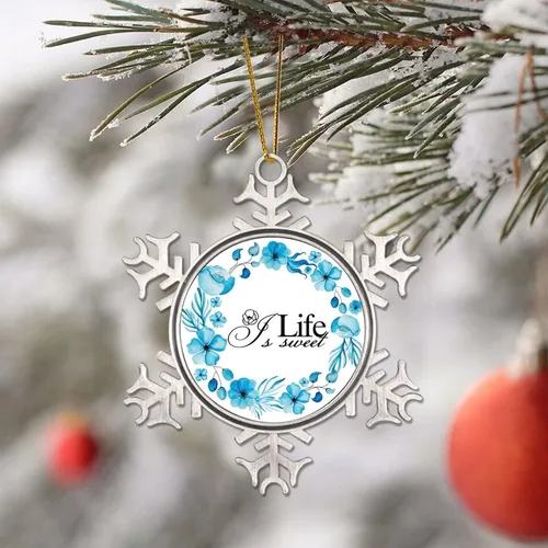 Vista 4 de Corona de flores florales Life is Sweet Adorno de copo de nieve de metal para árbol de Navidad, decoración colgante de árbol de Navidad, divertido
