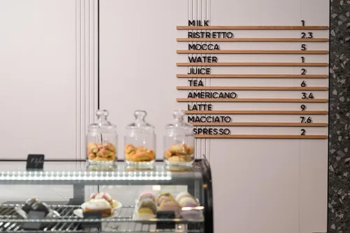Vista 3 de Inko Horeca Tablero de Letras de Madera para Pared - Juego de 10 Rieles de Roble + 400 Letras Negras Intercambiables - Estante Flotante de Rieles