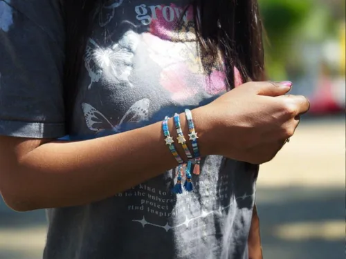 Vista 19 de Alef Bet by Paula Macrame Friendship Bracelet in Shades of Blue with Gold-plated Jewish Star of David Charm