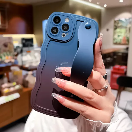Vista 5 de Funda para iPhone 15 Pro Max con correa para la muñeca, linda funda ondulada y rizada para lente de cámara de color degradado, silicona suave, a