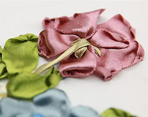 Vista 4 de Gogobear Kit de flores de bordado de cinta para principiantes y adultos, hecho a mano, decoración de pared, imágenes colgantes en 3D